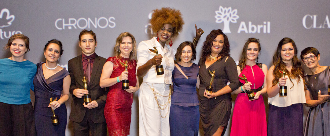 NA ESTRELADA NOITE DO PRÊMIO CLAUDIA, LUIZA BRUNET ENTREGA TROFÉU A MARIA DA PENHA